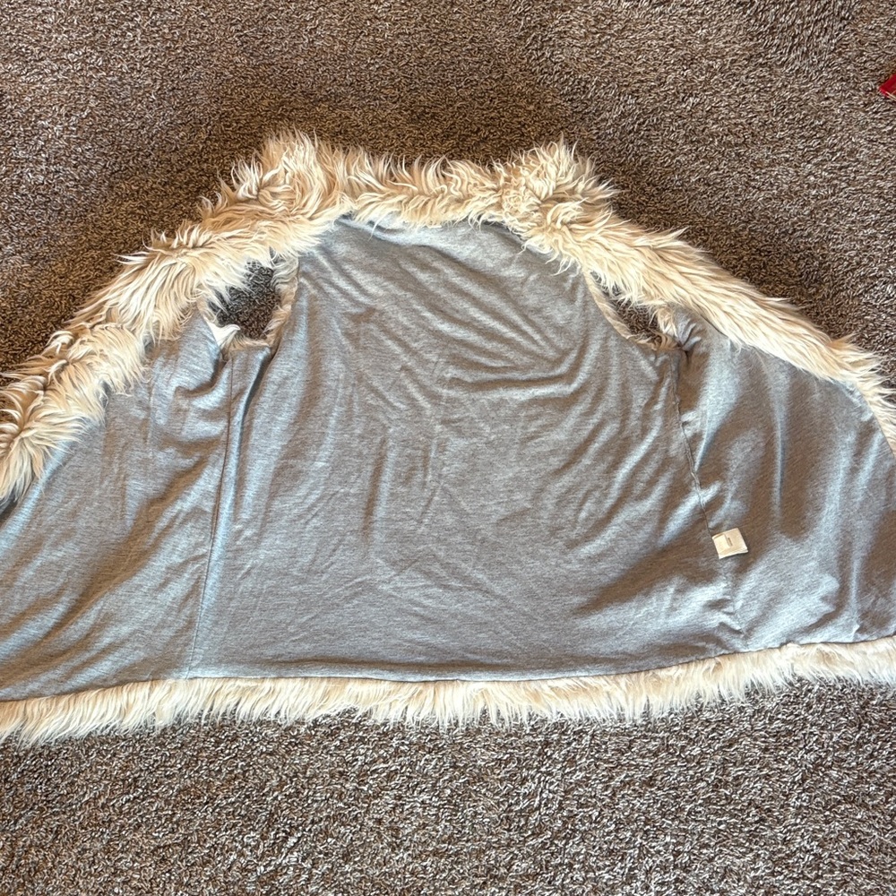Dylan Shaggy Faux Fur Vest in Cream Women’s M - Picture 7 of 11